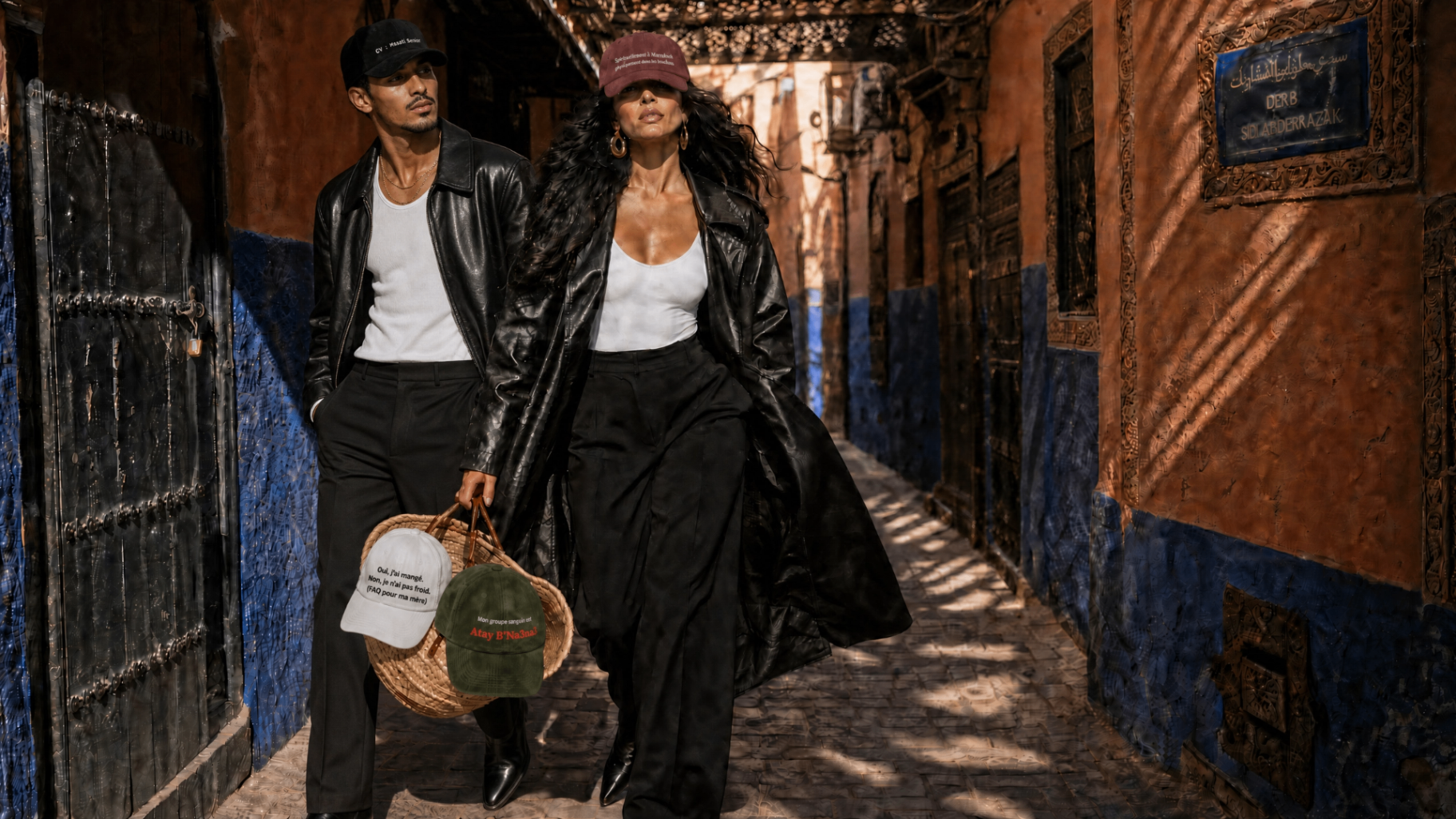 Duo DARIJA WEAR dans la médina de Marrakech, casquettes brodées